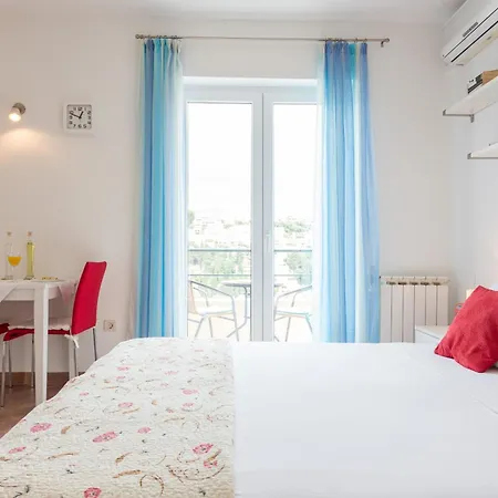 Julia With Balcony And Sea View Apartman